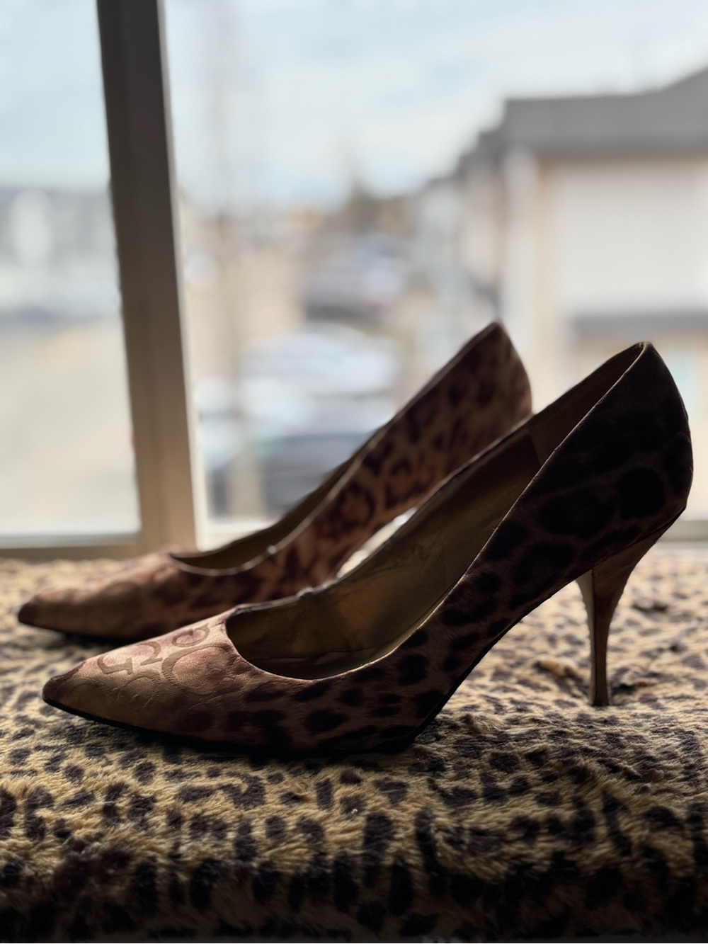 Guess Leopard print Logo Design pointed toe stilettos size 9.5